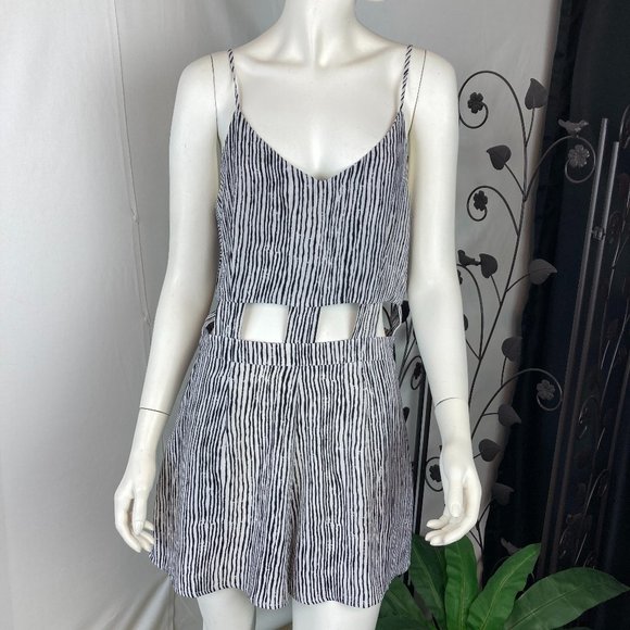 Love Riche Cutouts Romper - Picture 4 of 9